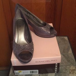 Gray heeled pumps